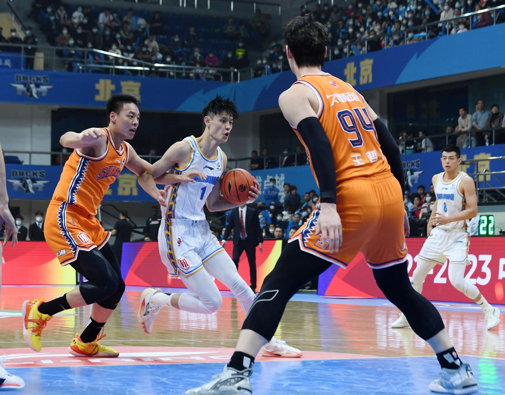 关于上海队赢得胜利，球员表现抢眼的信息