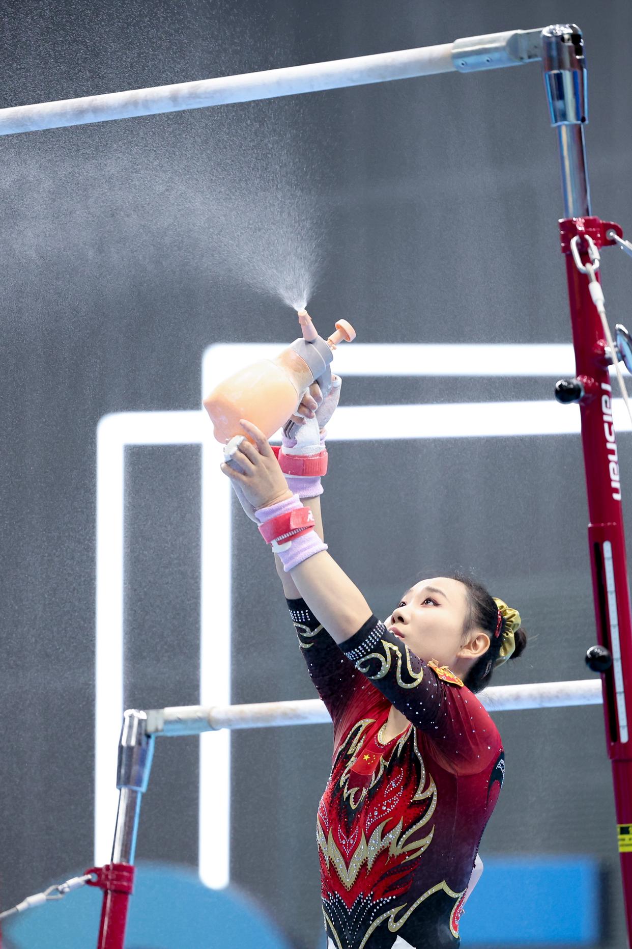 体操比赛中选手优雅表现赢得肯定