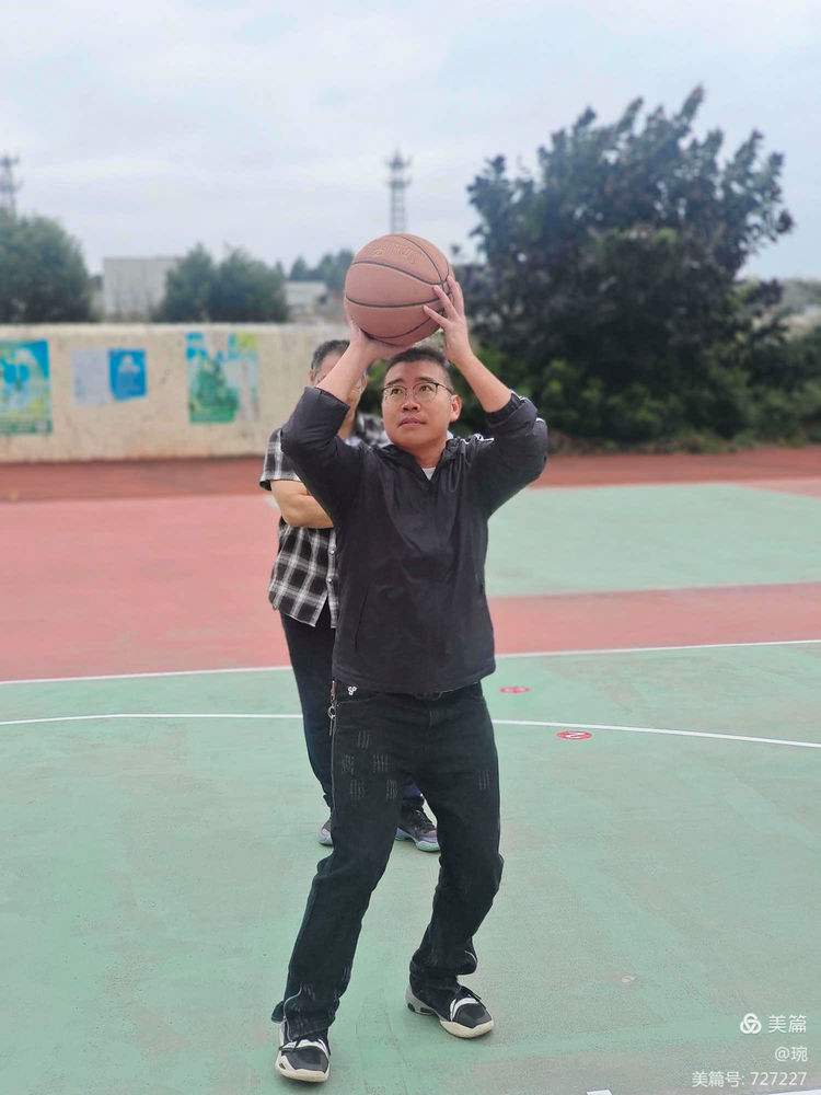 乐在其中！场上选手们尽情享受比赛的简单介绍