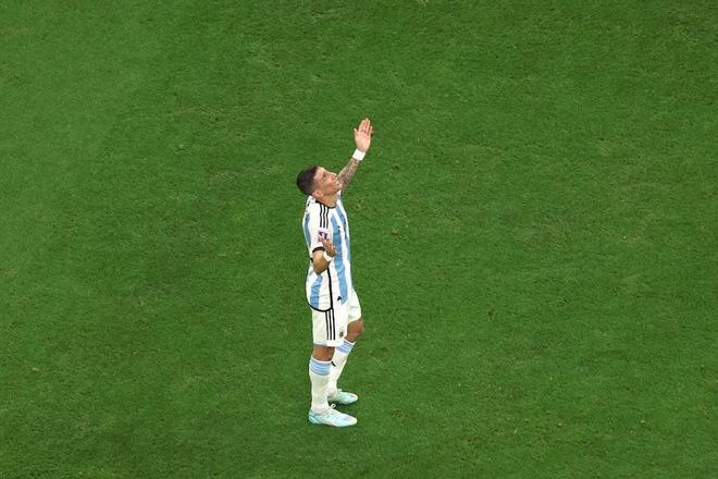 世界杯选手赛后落泪，背后故事感人