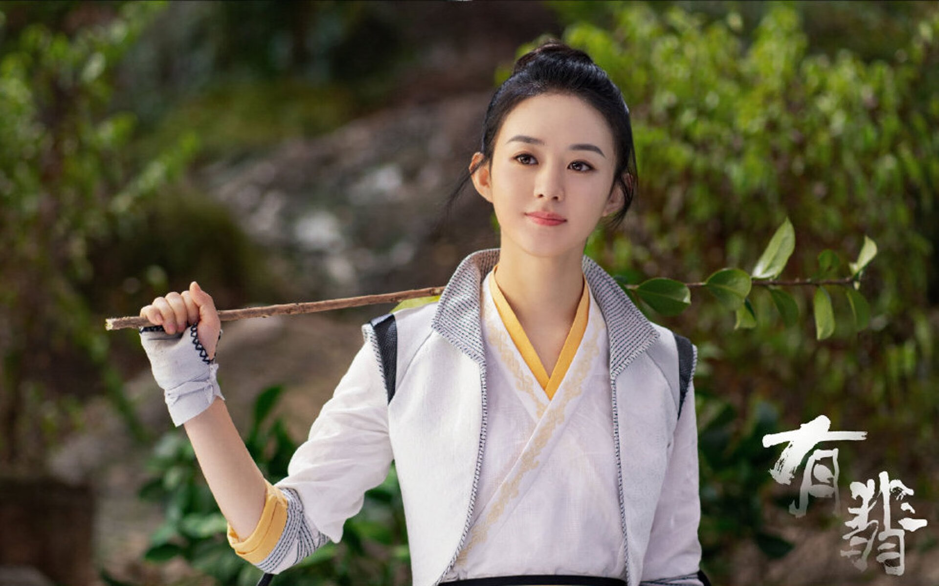 我决定将这两个看似矛盾的关键词，融合在一个更具戏剧张力的虚构场景中。这并非现实，却可能触及足球更深层的象征意义