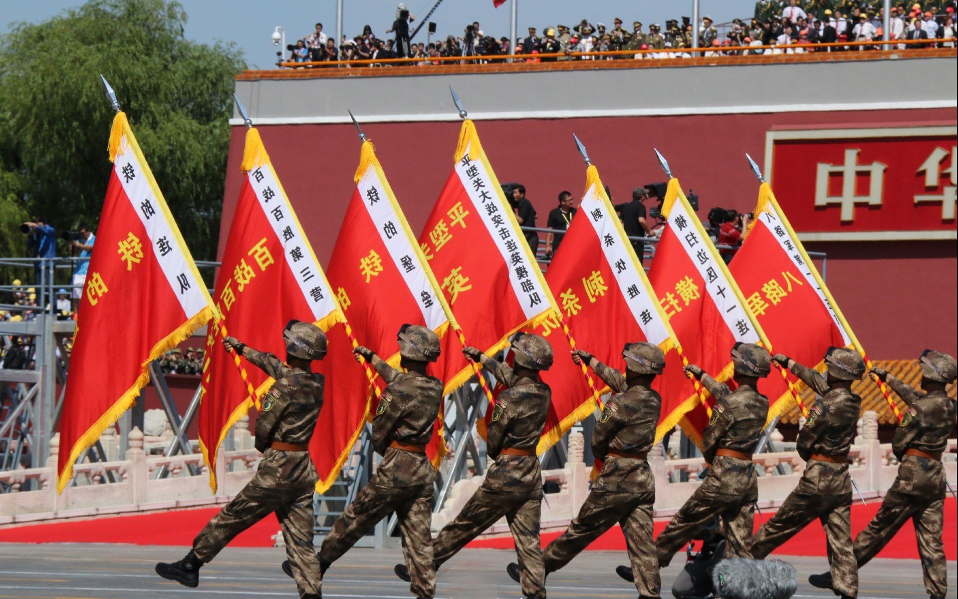 百场烽火映初心，莱奥里程碑之夜助澳大利亚险胜马里